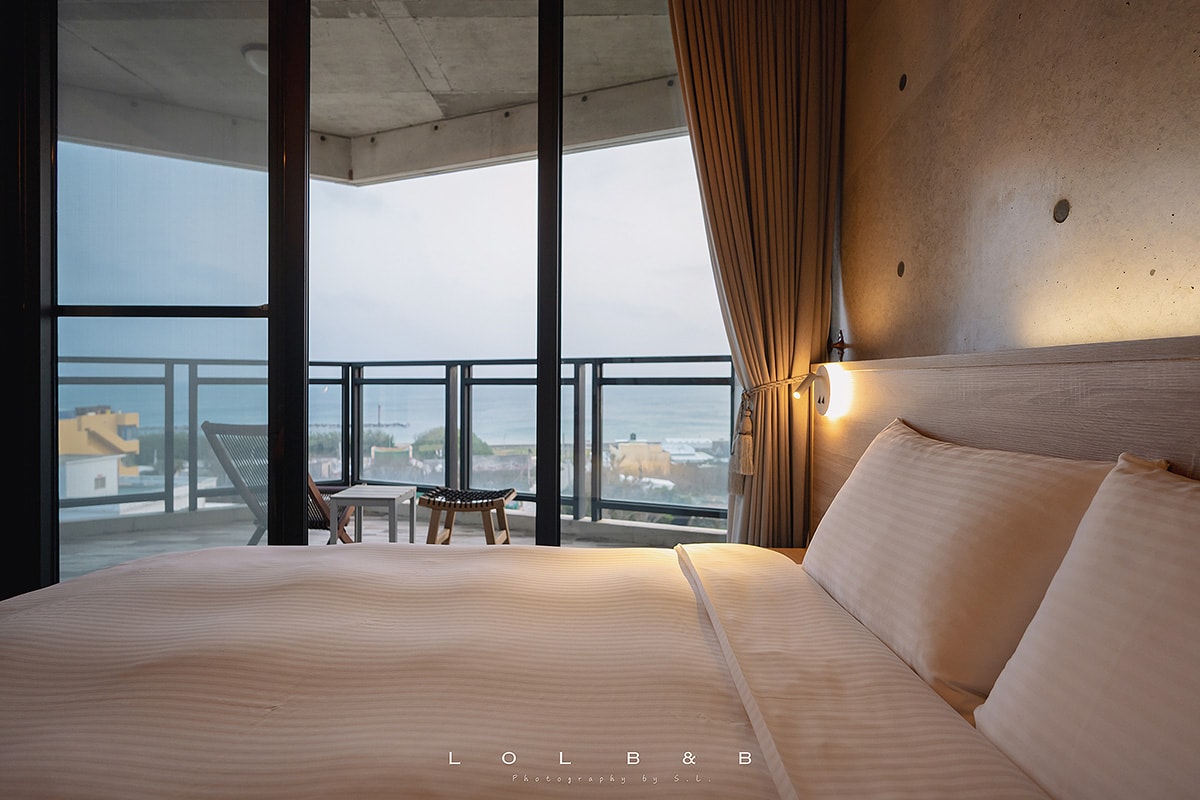 澎湖住宿 | 朗朗山水民宿 LOL B&B | 清水模質感空間，坐擁療癒海景，讓海風替你洗去所有疲憊！
